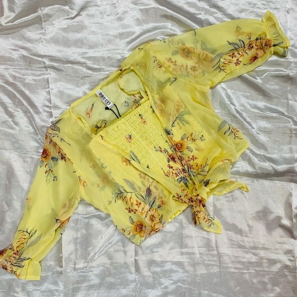 Two piece lemon yellow crop top
Can be styled in so many ways♥️